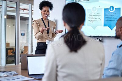 En kvinna håller en presentation i ett modernt konferensrum.