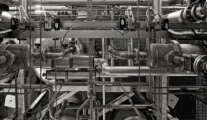 Komplex hydraulikanläggning med rör, ventiler och industriella komponenter